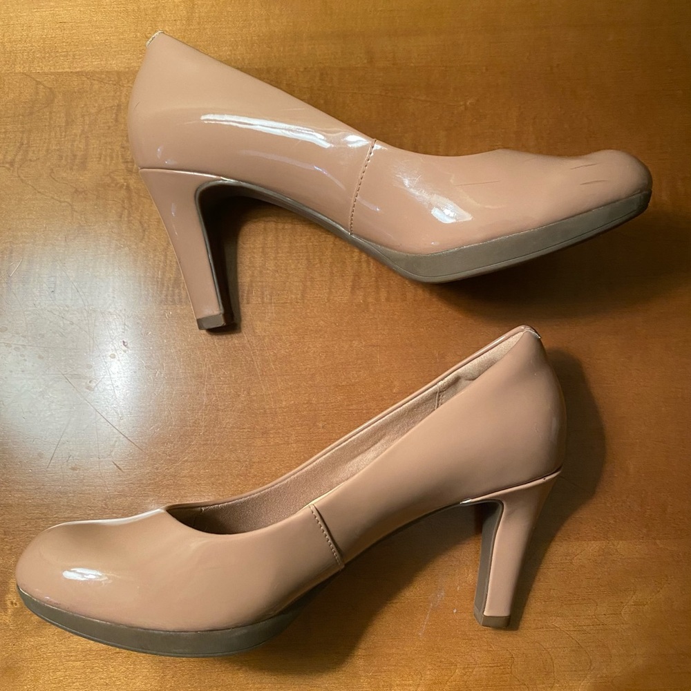 Clarks comfort nude patent pumps heels  6.5